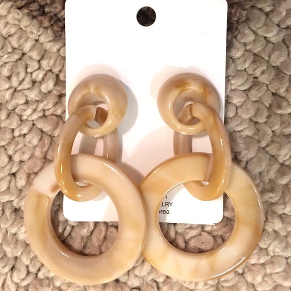 “THREE’S COMPANY” TAN ACRYLIC STUD EARRINGS-DROP - Picture 4 of 4